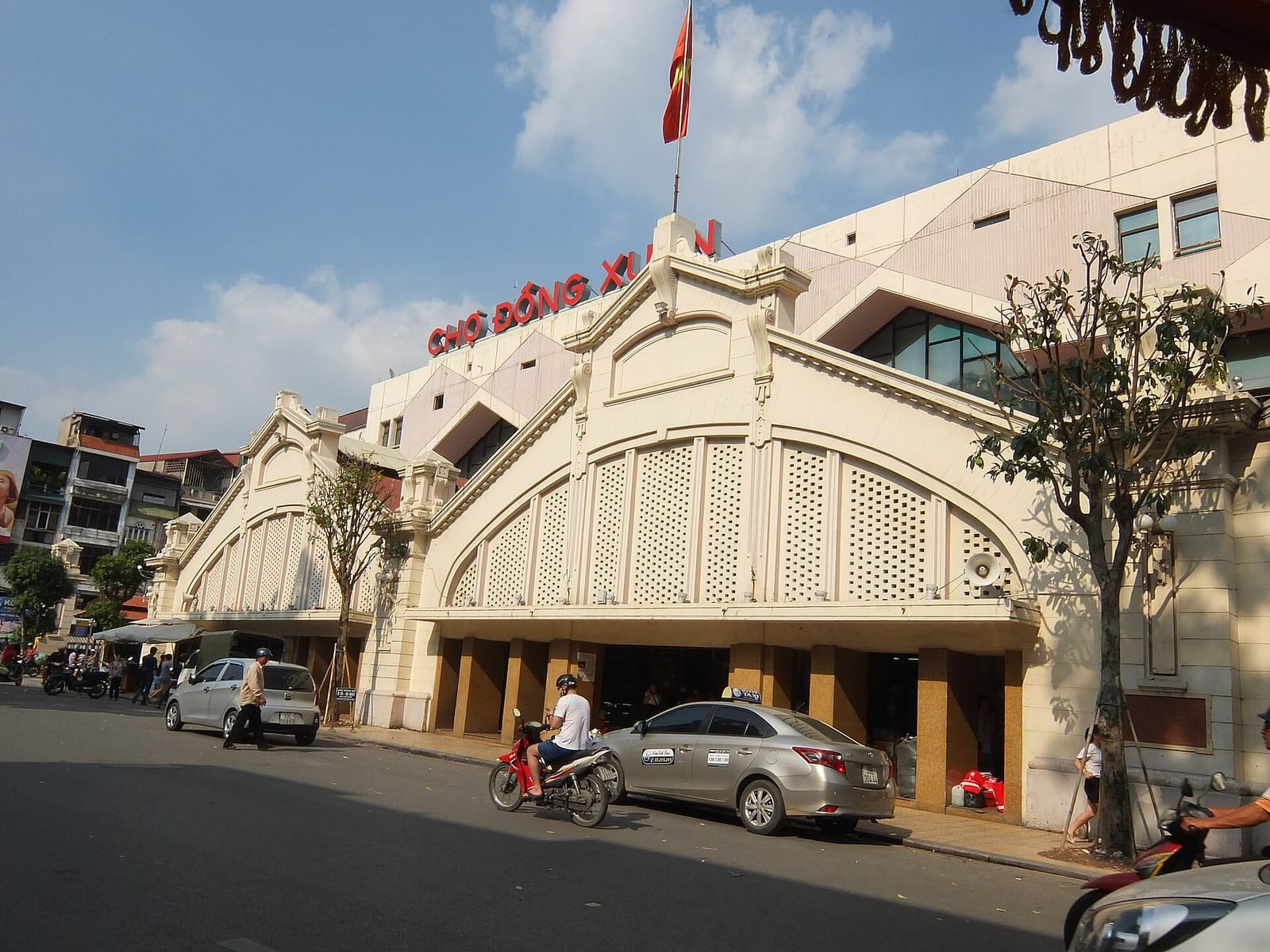 Dong Xuan Market hall