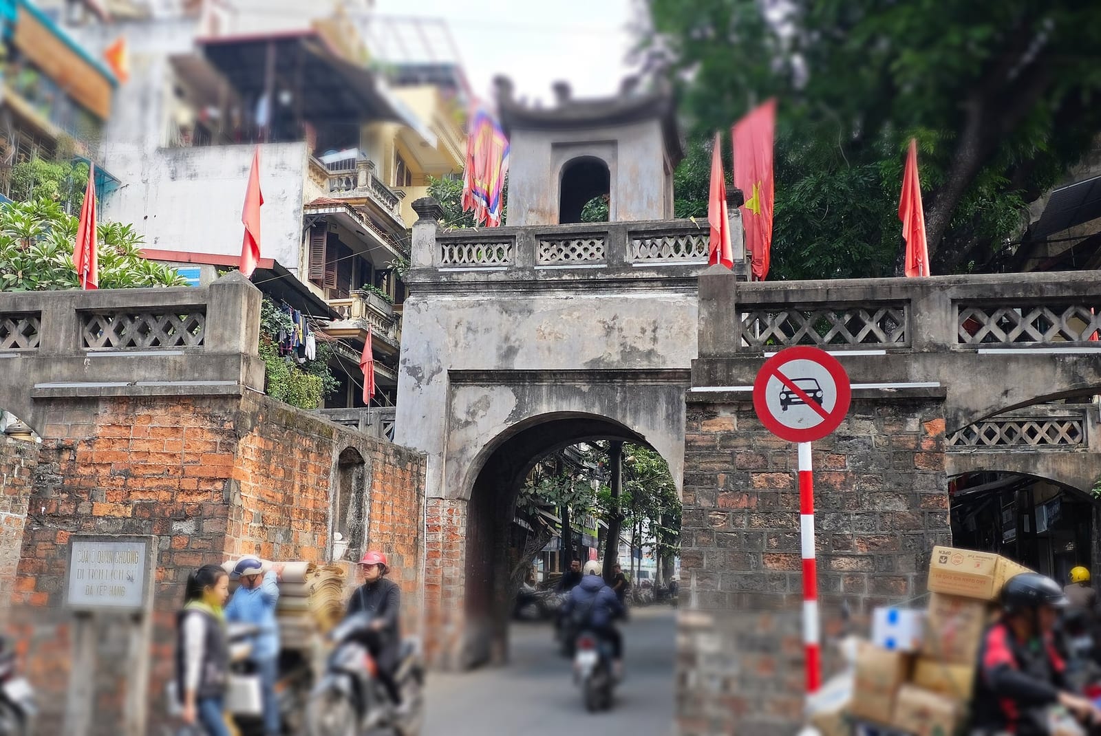 Dong Xuan and the North Gate in miniature: The great market, wholesale streets and the old city gate