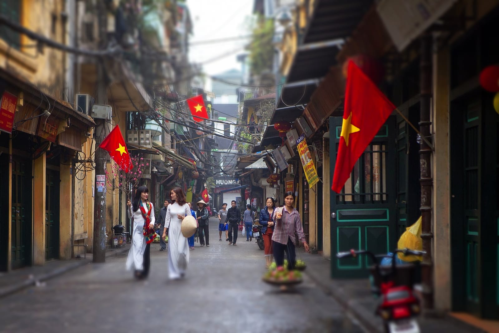 Eat and Drink in the East in miniature: Bia hoi corner, food streets and late night bowls